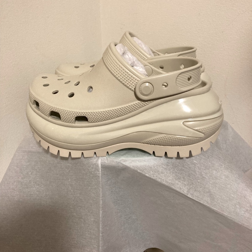 Crocs Mega Crush Clogs W6M4 NWT